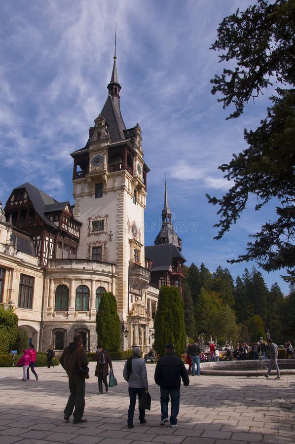 Berühmtes königliches Peles-Schloss, Sinaia, Rumänien stockfotografie Berühmtes königliches Peles-Schloss, Sinaia, Rumänien stockfotografie