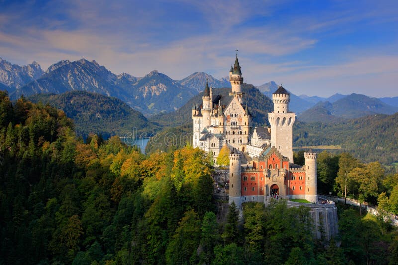 Berühmtes Märchen Neuschwanstein-Schloss im Bayern, Deutschland, später Nachmittag mit blauem Himmel mit weißen Wolken