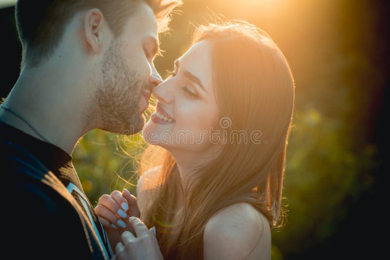 Besándose En Pareja Romántica. Pareja Joven Que Se Ama El Uno Al Otro. Foto de archivo - Imagen de abrazo, amor: 183705776 Besándose En Pareja Romántica. Pareja Joven Que Se Ama El Uno Al Otro. Foto de archivo - Imagen de abrazo, amor: 183705776