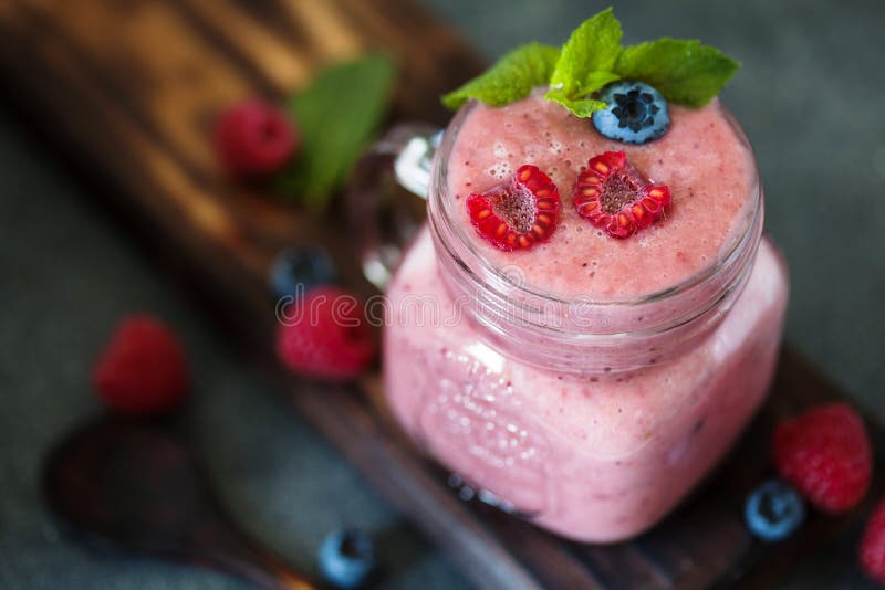 Bes smoothie met verse framboos en bosbes royalty-vrije stock afbeelding Bes smoothie met verse framboos en bosbes royalty-vrije stock afbeelding