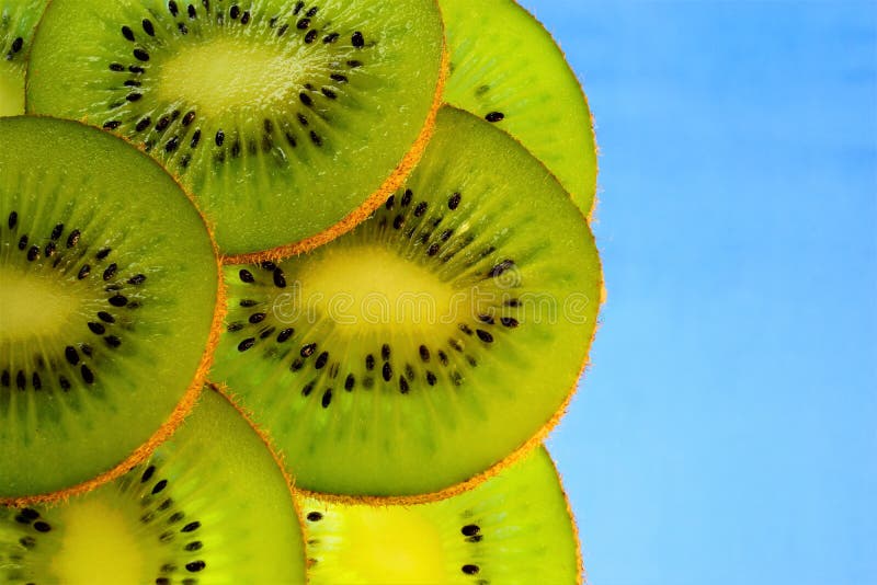 Bes van de kiwi is de nuttige delicatesse gegeten vers, rijp groen of geel vlees, gebruikt voor de voorbereiding van marinades, s stock afbeelding Bes van de kiwi is de nuttige delicatesse gegeten vers, rijp groen of geel vlees, gebruikt voor de voorbereiding van marinades, s stock afbeelding