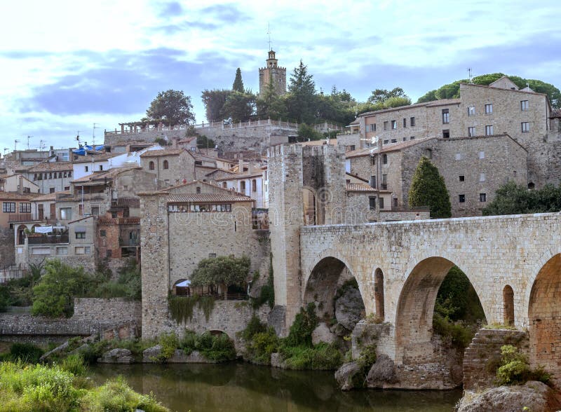 Besalu by med bron royaltyfri foto Besalu by med bron royaltyfri foto