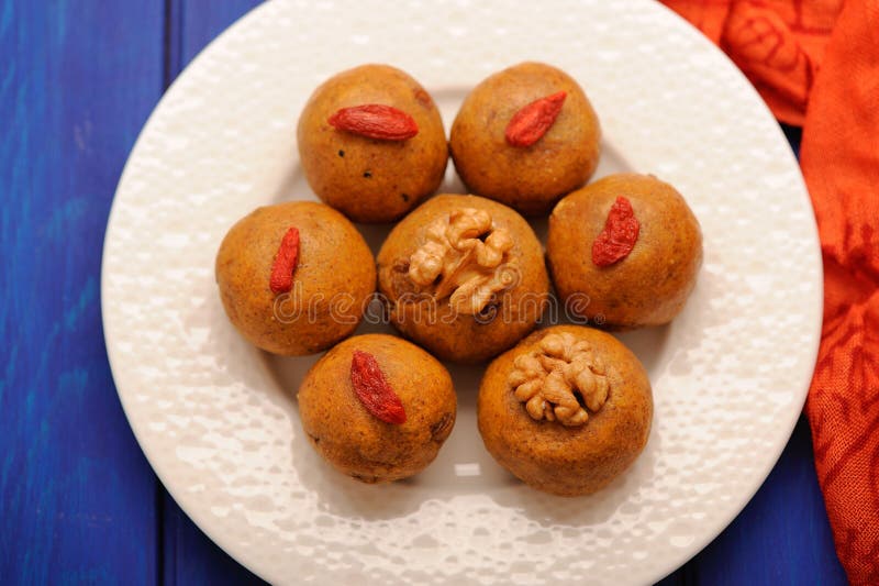 Besan laddu, weganinów Indiańscy cukierki z wallnuts i goji jagody, obraz royalty free Besan laddu, weganinów Indiańscy cukierki z wallnuts i goji jagody, obraz royalty free