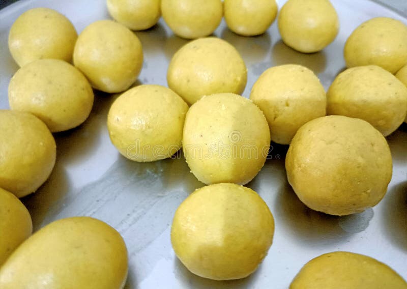 Besan ladoo oder laddu sind köstliche süße Kugeln mit Gramm Mehl Zucker Ghee cardamoms indian mithai stockfoto
