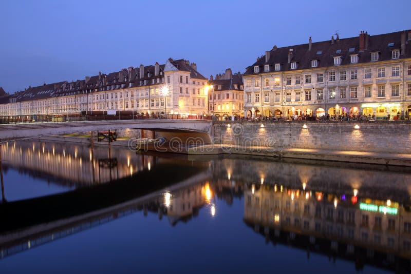 besancon france natt royaltyfri foto besancon france natt royaltyfri foto
