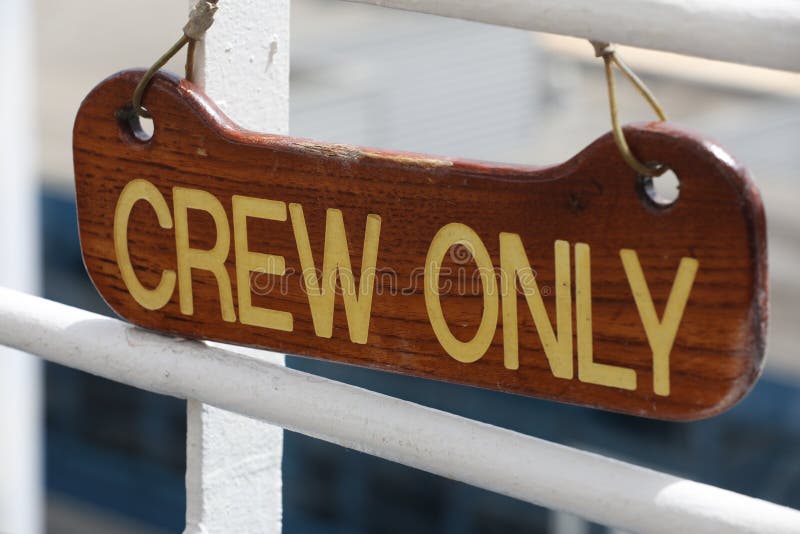 Besatzung unterschreibt nur auf einem Kreuzfahrtschiff lizenzfreie stockbilder