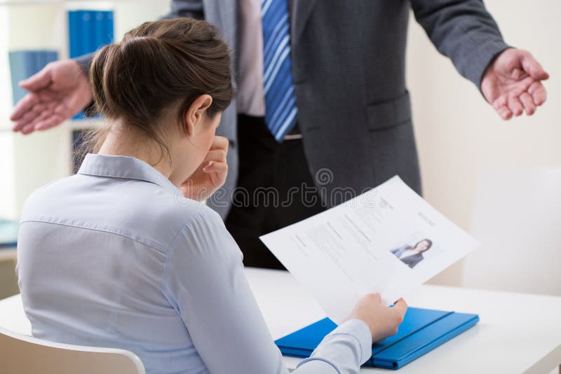 Beschaamd meisje die een baan aanvragen stock afbeelding Beschaamd meisje die een baan aanvragen stock afbeelding