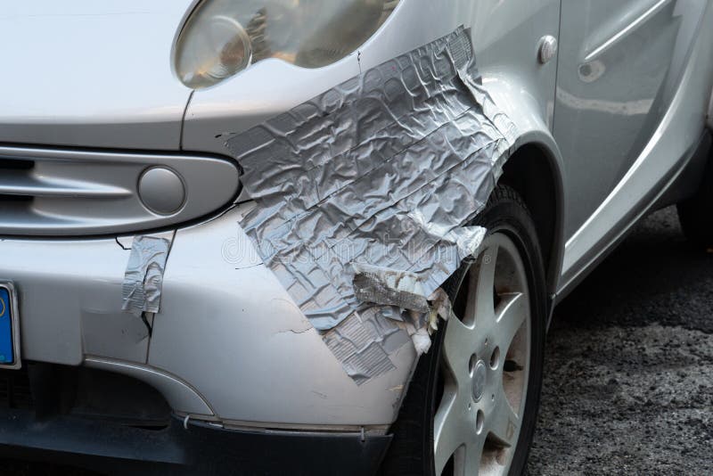 Beschadigde die auto met eendband wordt hersteld stock afbeelding Beschadigde die auto met eendband wordt hersteld stock afbeelding