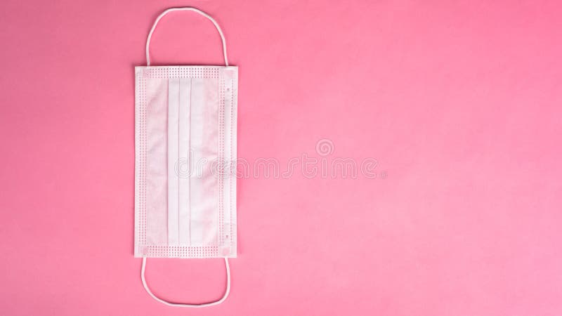 Beschermend medisch masker op een roze achtergrond met exemplaarruimte coronavirus pandemic covid-19 stock afbeelding Beschermend medisch masker op een roze achtergrond met exemplaarruimte coronavirus pandemic covid-19 stock afbeelding