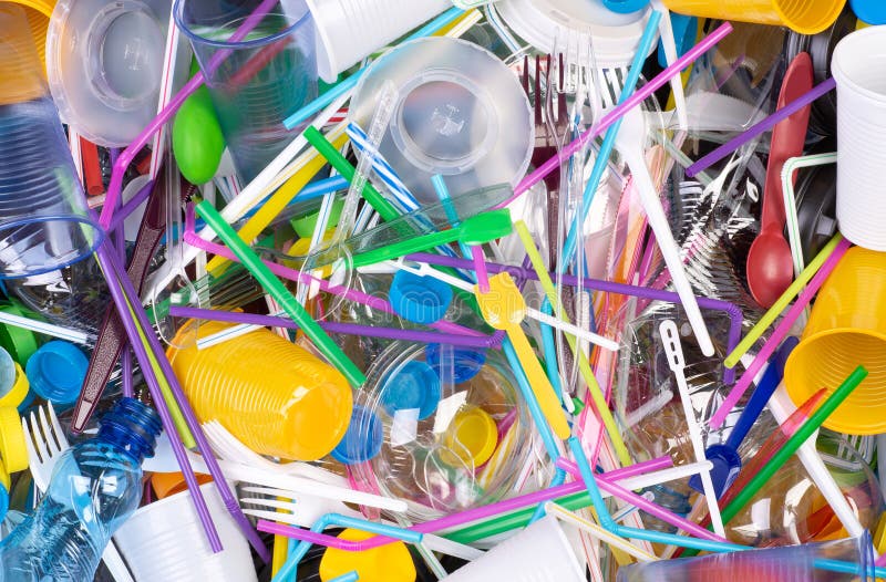 Beschikbare plastic voorwerpen voor éénmalig gebruik die verontreiniging van het milieu, vooral oceanen veroorzaken