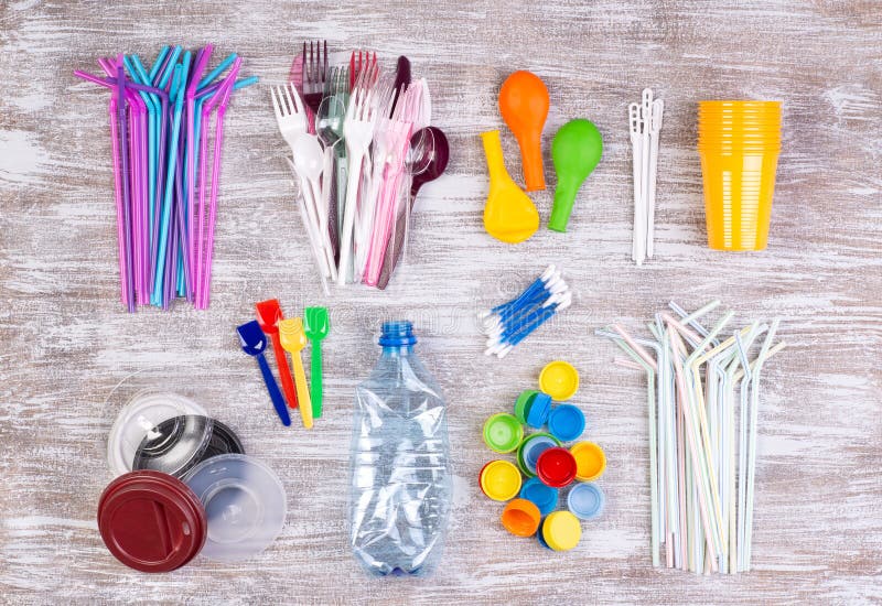 Beschikbare plastic voorwerpen voor éénmalig gebruik die verontreiniging van het milieu, vooral oceanen veroorzaken