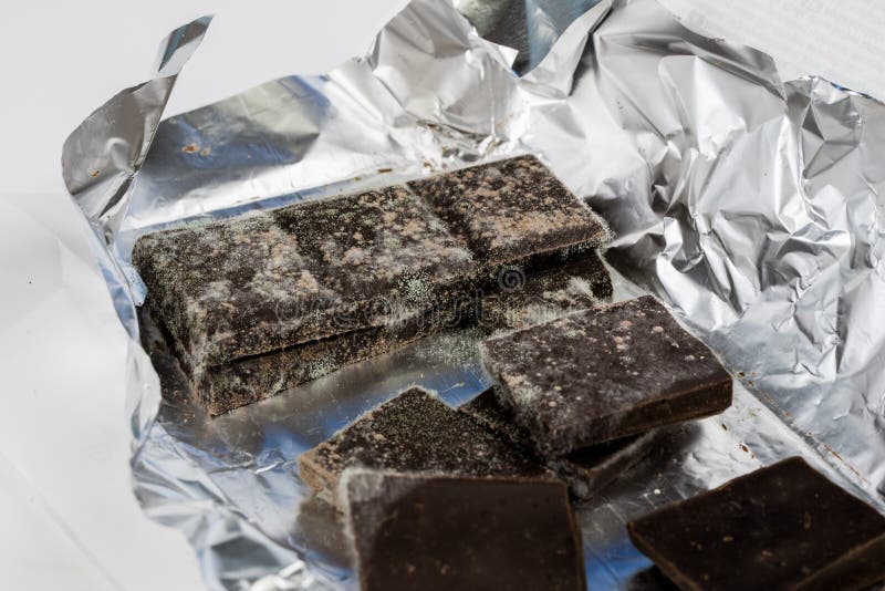 Beschimmelde chocolade in de originele verpakking Verouderd voedsel produc royalty-vrije stock foto's Beschimmelde chocolade in de originele verpakking Verouderd voedsel produc royalty-vrije stock foto's