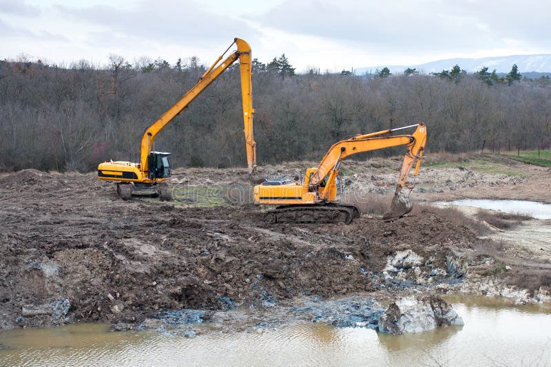 Beschmutzen Sie Verschmutzungswiederherstellung mit der Ausgrabung und weltbewegender Arbeit. lizenzfreie stockfotos Beschmutzen Sie Verschmutzungswiederherstellung mit der Ausgrabung und weltbewegender Arbeit. lizenzfreie stockfotos