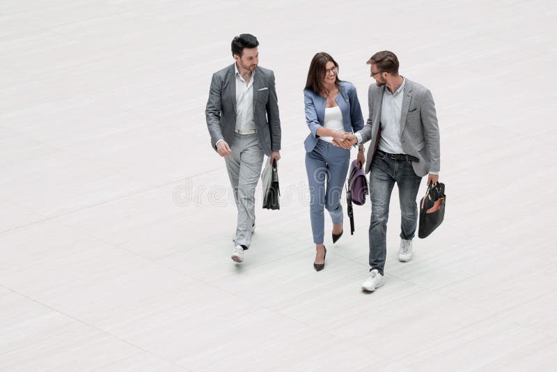 Beschneidungspfad eingeschlossen drei moderne Geschäftsleute lizenzfreies stockbild Beschneidungspfad eingeschlossen drei moderne Geschäftsleute lizenzfreies stockbild