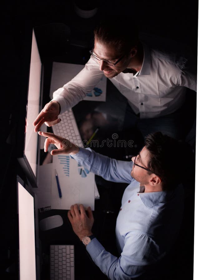 Beschneidungspfad eingeschlossen Gesch?ftskollegen, die Informationen ?ber den Bildschirm besprechen stockfotografie Beschneidungspfad eingeschlossen Gesch?ftskollegen, die Informationen ?ber den Bildschirm besprechen stockfotografie