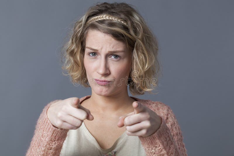 Beschuldiging en zorgconcept voor verstoorde jaren '20vrouw stock afbeelding Beschuldiging en zorgconcept voor verstoorde jaren '20vrouw stock afbeelding