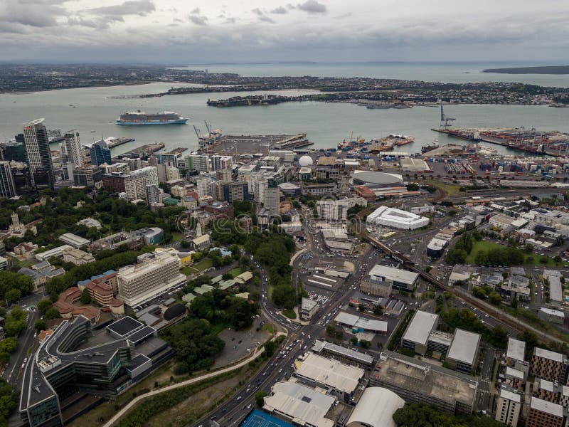 Beschäftigte Auckland-Stadt-Vogelperspektive mit Landstraßen und Kreuzschiff im Hafen stockbild Beschäftigte Auckland-Stadt-Vogelperspektive mit Landstraßen und Kreuzschiff im Hafen stockbild