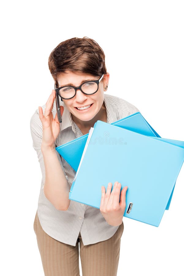 Beschäftigtes Arbeiten des Büroangestellten mit Ordnern und Telefon lizenzfreie stockbilder Beschäftigtes Arbeiten des Büroangestellten mit Ordnern und Telefon lizenzfreie stockbilder