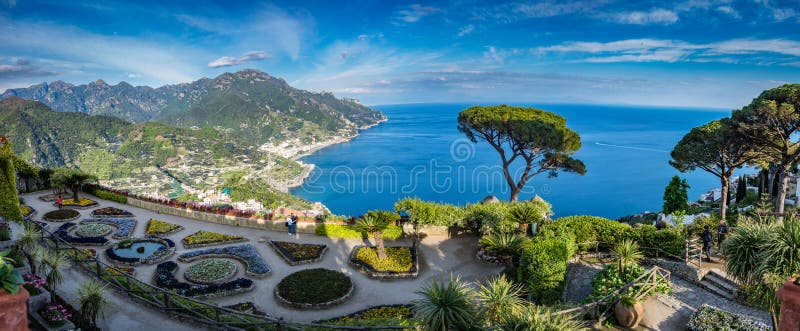 Besichtigungslandhaus Rufolo und es ist Gärten in der Ravello-Bergspitzeneinstellung auf Italiens schönster Küstenlinie, Ravello, lizenzfreie stockfotos Besichtigungslandhaus Rufolo und es ist Gärten in der Ravello-Bergspitzeneinstellung auf Italiens schönster Küstenlinie, Ravello, lizenzfreie stockfotos