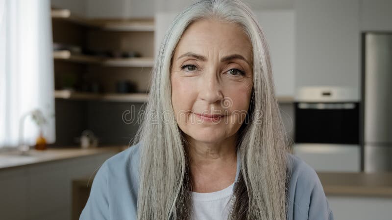 Beskriv lugn och säker vuxen medelåldrad kvinna pensionerad farmor, husmor, hyr ut en mogen gammal dam med lång tid arkivbilder