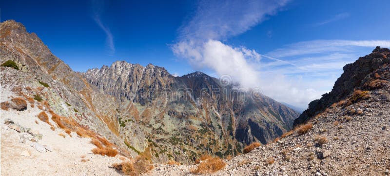 Beskåda uppifrån av berget i den höga Tatrasen, Slovakien royaltyfri fotografi Beskåda uppifrån av berget i den höga Tatrasen, Slovakien royaltyfri fotografi