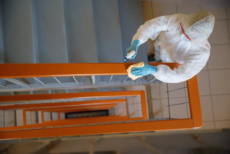 Besmetting van het hooronavirus Mensen in risicogroepen die schoonmaken in het trappenhuis van het appartementengebouw stock foto's Besmetting van het hooronavirus Mensen in risicogroepen die schoonmaken in het trappenhuis van het appartementengebouw stock foto's