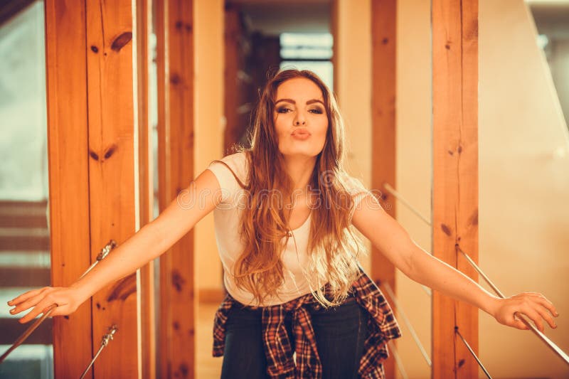 Beso que sopla de la muchacha linda feliz de la mujer bastante joven fotos de archivo Beso que sopla de la muchacha linda feliz de la mujer bastante joven fotos de archivo