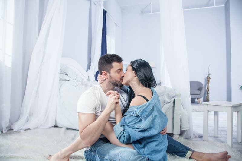 Beso sensual de los pares Te amo Pares en amor Romántico y amor Relación íntima y relaciones sexuales Hombre dominante ellos imagen de archivo libre de regalías Beso sensual de los pares Te amo Pares en amor Romántico y amor Relación íntima y relaciones sexuales Hombre dominante ellos imagen de archivo libre de regalías