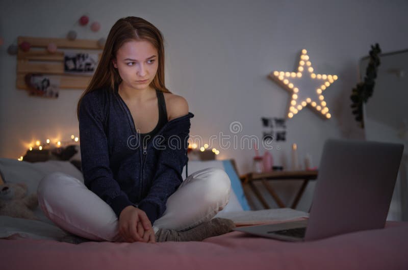 Besorgt, junges Mädchen mit dem Notebook, der in Gebäuden on-line-Datierungskonzept sitzt. lizenzfreie stockfotografie