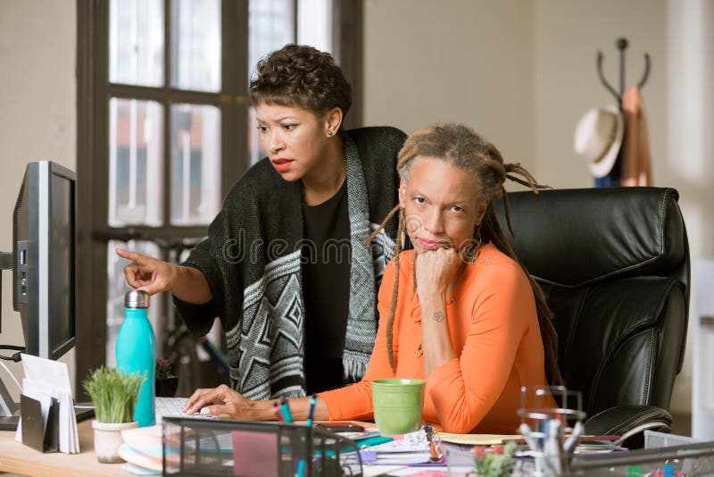Besorgte Frauen in einem kreativen B?ro stockfoto Besorgte Frauen in einem kreativen B?ro stockfoto