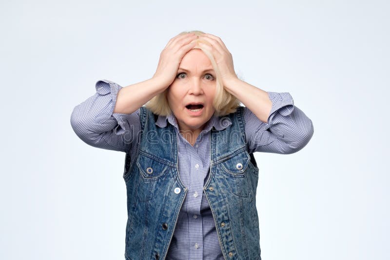 Besorgte ältere Blondine, die betonten Ausdruck frustriert werden lizenzfreies stockfoto Besorgte ältere Blondine, die betonten Ausdruck frustriert werden lizenzfreies stockfoto
