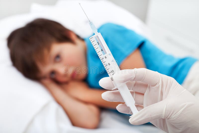 Besorgtes Kind ungefähr, zum einer Einspritzung zu empfangen lizenzfreies stockfoto Besorgtes Kind ungefähr, zum einer Einspritzung zu empfangen lizenzfreies stockfoto