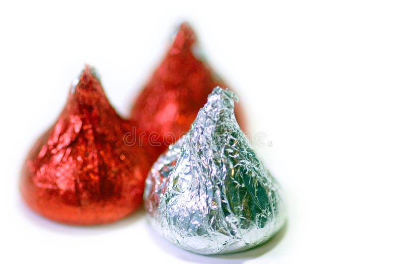 Besos de chocolate de la tarjeta del día de San Valentín fotos de archivo Besos de chocolate de la tarjeta del día de San Valentín fotos de archivo