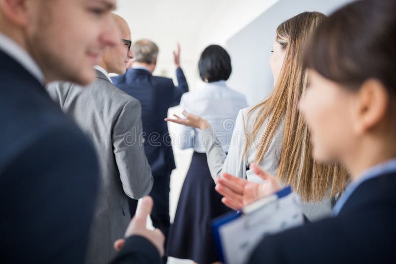 Besprechende Fachleute beim Gehen mit Team In Office stockfoto Besprechende Fachleute beim Gehen mit Team In Office stockfoto