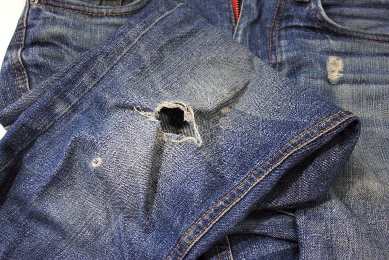 Bessern Sie ein Loch in den Jeans aus stockfoto Bessern Sie ein Loch in den Jeans aus stockfoto