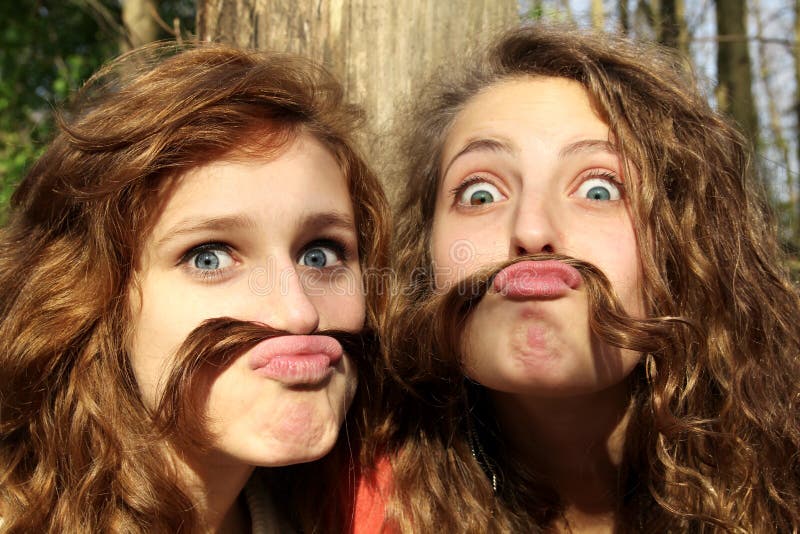 Dos el mejor amigos hacer bigote a ellos cabello.