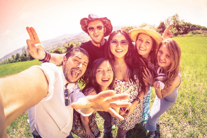 Nejlepší přátelé s selfie na venkově piknik Rádi, přátelství, koncept a zábava s mladými lidmi a novými technologiemi, trendy Vintage filtr podívejte se marsala barvy, tóny, Fisheye lens distorsion.