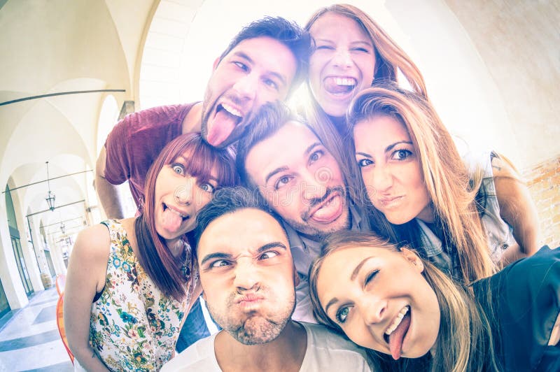 Nejlepší přátelé s selfie venku s zadní osvětlení Šťastný přátelství pojem se mladí lidé spolu baví Studené vintage filtrované vzhled.