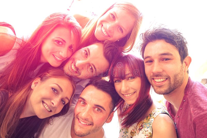 Nejlepší přátelé s selfie venku s podsvícením naopak Rádi, přátelství, koncept se mladí lidé spolu baví Vintage filtrované vzhled s marsala barvy, tóny a slunce halo světlice.