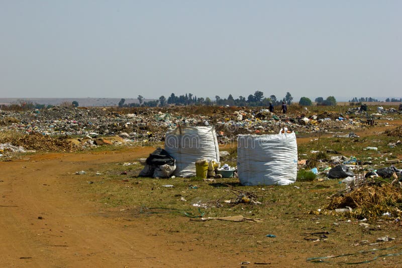 Bestandsaufnahme von Mülltüten und anderen Kunststoffgegenständen und Müll auf Mülldeponie