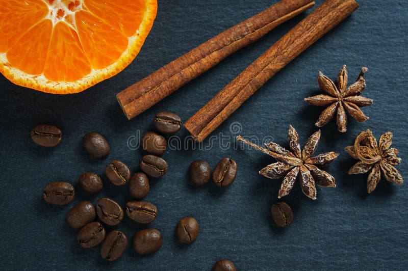 Bestandteile: Anisstern, Zimtstangen, Kaffeebohnen und Tangerine Beschneidungspfad eingeschlossen lizenzfreie stockbilder Bestandteile: Anisstern, Zimtstangen, Kaffeebohnen und Tangerine Beschneidungspfad eingeschlossen lizenzfreie stockbilder