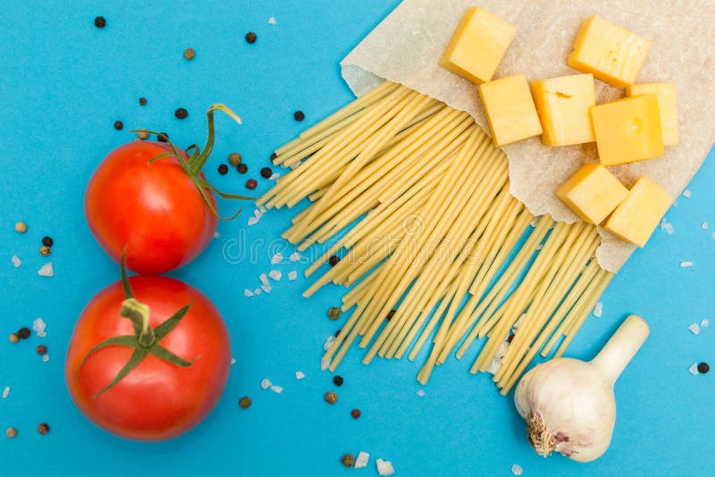 Zutaten zum Kochen von Pasten auf blauem Hintergrund oben.