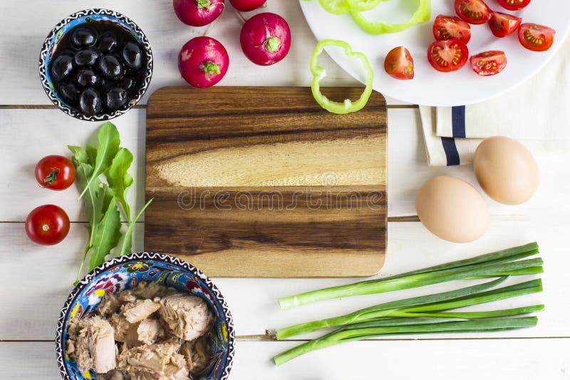 Bestandteile für Gemüsesalat Nicoise: Oliven, Eier, Grüns, Thunfisch, Gemüse stockfoto Bestandteile für Gemüsesalat Nicoise: Oliven, Eier, Grüns, Thunfisch, Gemüse stockfoto