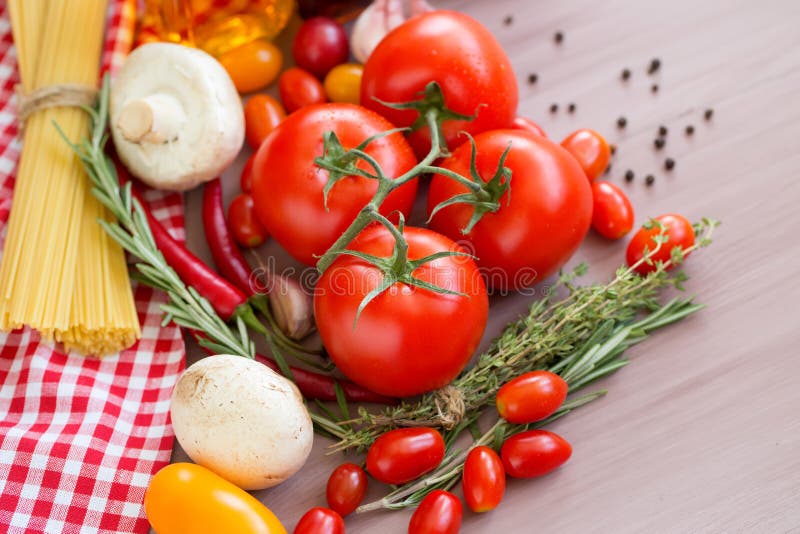 Bestandteile für Spaghettis mit Gemüsenahaufnahme lizenzfreie stockfotografie Bestandteile für Spaghettis mit Gemüsenahaufnahme lizenzfreie stockfotografie