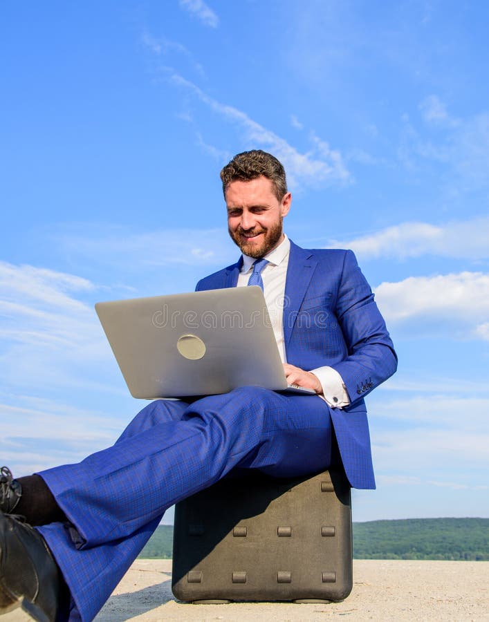 Beste bedrijfslaptops Laptop onontbeerlijke attributen moderne zakenman De zakenman met notitieboekje zit aktentasblauw stock foto Beste bedrijfslaptops Laptop onontbeerlijke attributen moderne zakenman De zakenman met notitieboekje zit aktentasblauw stock foto