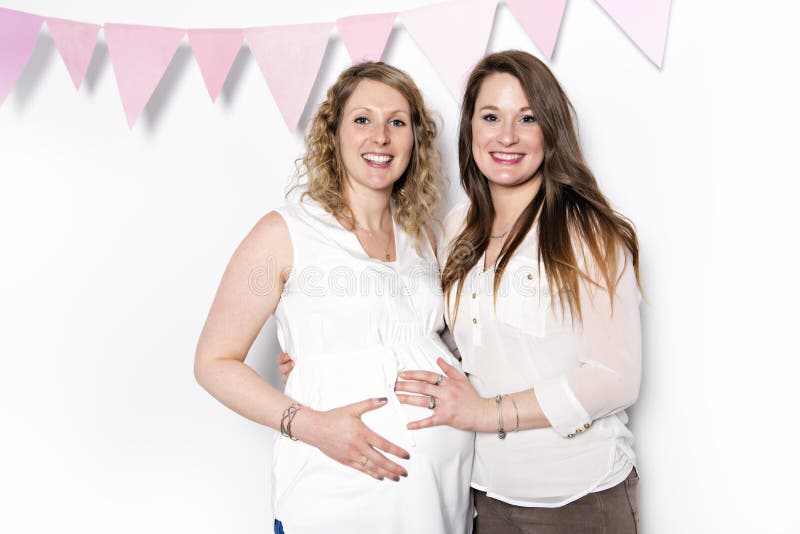 Beste Freunde auf dem Babypartyparteifeiern lizenzfreies stockbild Beste Freunde auf dem Babypartyparteifeiern lizenzfreies stockbild