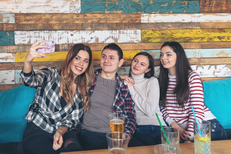 Beste Freunde, die selfie nehmen und Spaß an der rustikalen Stange - Jugend- und Freundschaftskonzept haben stockbilder Beste Freunde, die selfie nehmen und Spaß an der rustikalen Stange - Jugend- und Freundschaftskonzept haben stockbilder