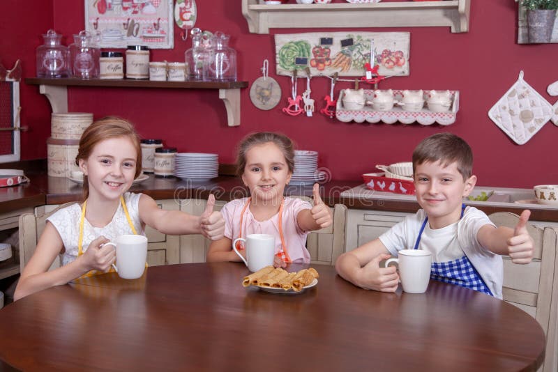 Beste kleine vrienden die in keuken en het drinken thee rusten royalty-vrije stock fotografie Beste kleine vrienden die in keuken en het drinken thee rusten royalty-vrije stock fotografie