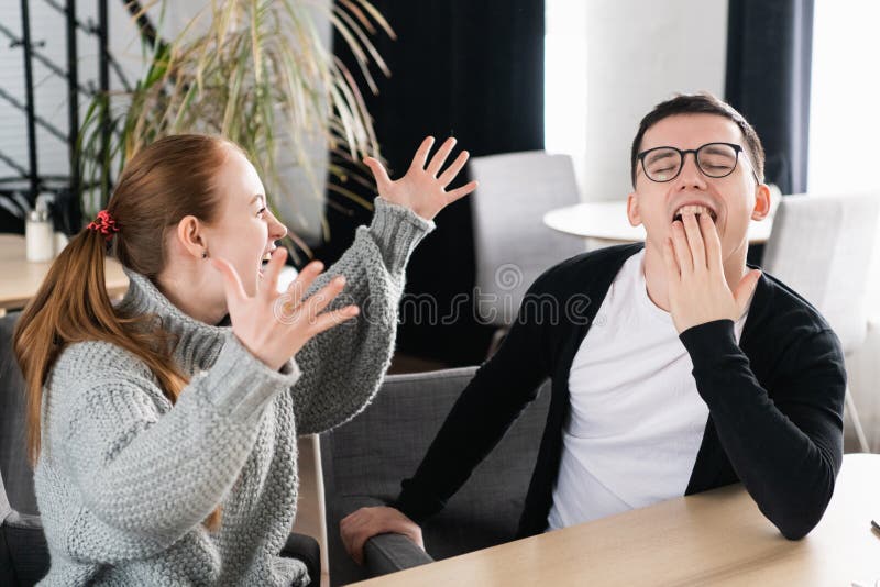 Beste vrienden die een lunchkoffiepauze na het werk hebben, en over grappige ogenblikken spreken lachen De vrouw spreekt emotione royalty-vrije stock foto Beste vrienden die een lunchkoffiepauze na het werk hebben, en over grappige ogenblikken spreken lachen De vrouw spreekt emotione royalty-vrije stock foto