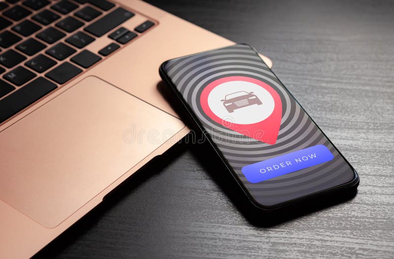 Bestellen des Konzepts für die Anwendung eines Taxi- oder Carsharing-Dienstes. Miete eines Autos online mit einer mobilen App. auf lizenzfreies stockfoto